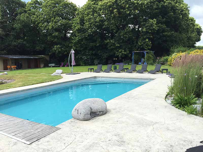 La piscine extérieure des gîtes